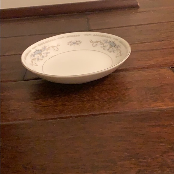 Diane Fine Porcelain China from Japan 5.5 in. bowl - Picture 4 of 6